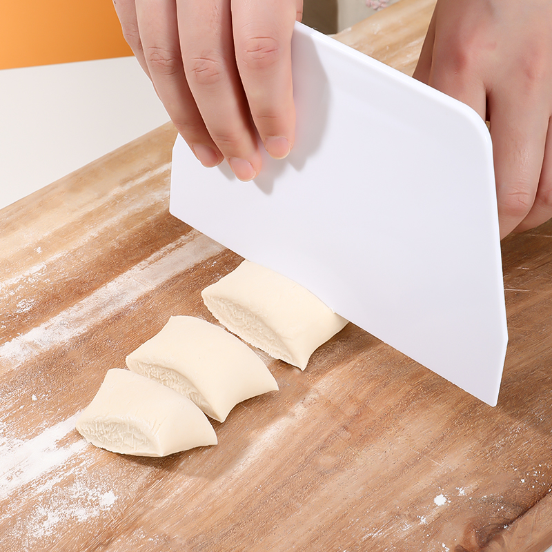 1pcs Useful Curved Cream Spatu - Dough Scraper Curved incelemesi ve fiyatı