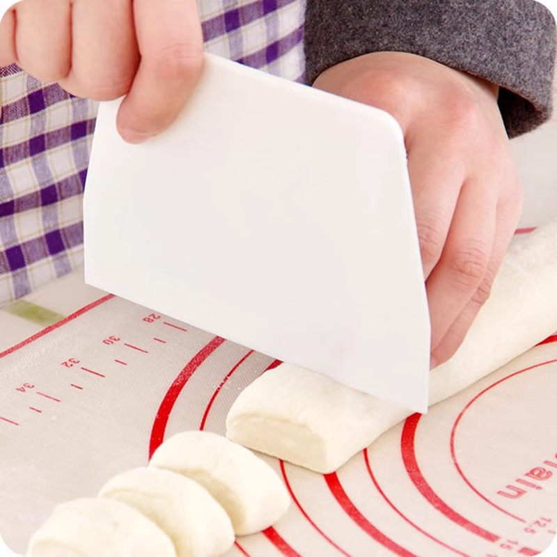1pcs Useful Curved Cream Spatu - Dough Scraper Curved incelemesi ve fiyatı
